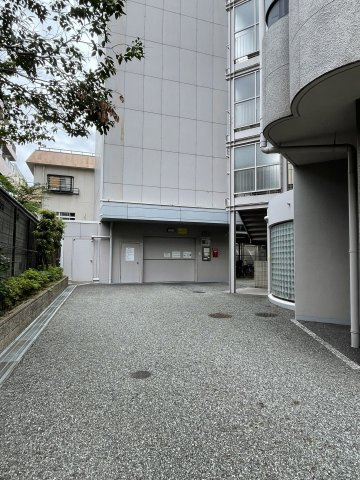 メゾン甲子園口北町の駐車場