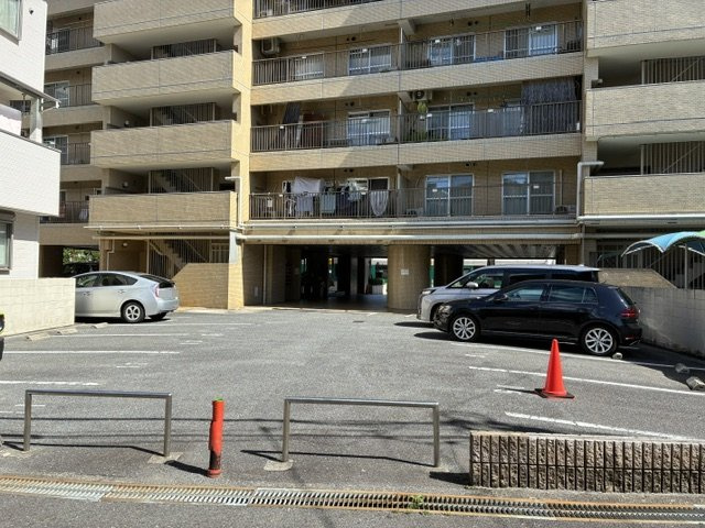 CO-OPマンションシートピアの駐車場|敷地内平面駐車場：2026年10月現在空き無し（月額15000円／台・16000円／台）