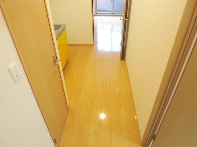 アベニール高砂の洋室|キッチン周辺です。