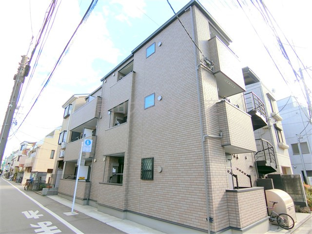 グランクオール蒲田の外観|2018年2月築　木造地上3階建て総戸数12戸　オートロック宅配BOX付インターネット無料の賃貸アパート　東京都大田区蒲田2丁目　JR京浜東北線蒲田駅、京急本線京急蒲田駅、梅屋敷駅徒歩圏内
