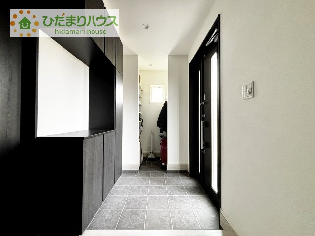 【玄関】 | つくば市下河原崎　中古戸建 | シューズボックスに加え、上着や傘なども収納できるスペースを確保。玄関周りをすっきりと整理できる、収納力が魅力の玄関です♪