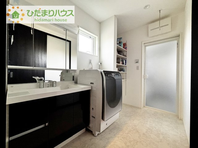 【独立洗面台】 | つくば市下河原崎　中古戸建 | 三面鏡付きの洗面化粧台は、身支度に便利な収納スペースも充実。窓から自然光が差し込む明るい洗面室には、タオルや洗剤などを整理できる可動棚も備わっています♪