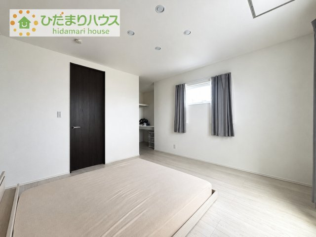 【寝室】 | つくば市下河原崎　中古戸建 | 奥には収納スペースを備えており、衣類や日用品を整理しやすいのも魅力です♪ ベッドやデスクを置いてもゆとりを感じられる、使い勝手の良いお部屋です。