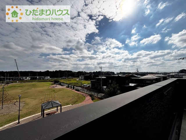 【その他】 | つくば市下河原崎　中古戸建 | バルコニーからは目の前の公園が一望できます！大きな空と緑を身近に感じられるロケーションで、毎日の暮らしに心地よい開放感をプラスしてくれます♪
