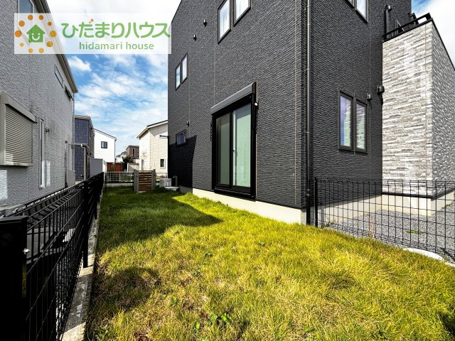 【庭】 | つくば市下河原崎　中古戸建 | 緑が映えるきれいな専用庭スペース♪ガーデニングやDIYを楽しんだり、お子様やペットと遊ぶのにもぴったり！おうち時間をもっと豊かにしてくれる空間です。