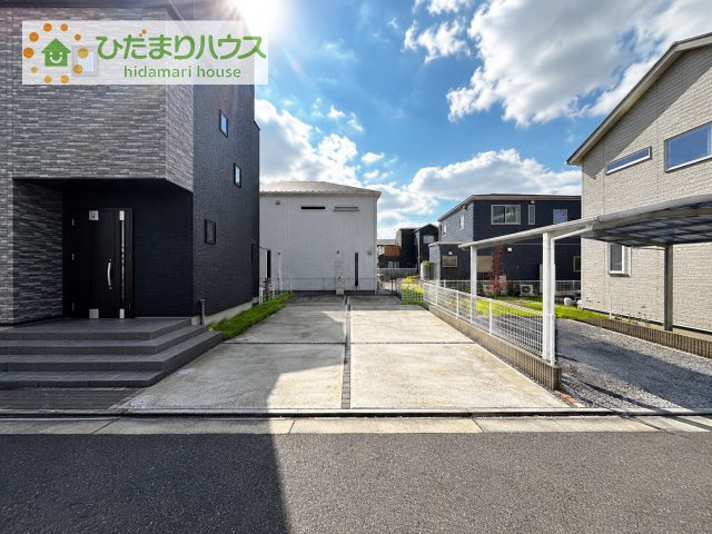 【駐車場】 | つくば市下河原崎　中古戸建 | お車をゆったり駐車できる広々カースペース！並列駐車もラクラクで毎日の出し入れがスムーズです♪前面道路もスッキリしており、駐車が苦手な方も安心ですね！