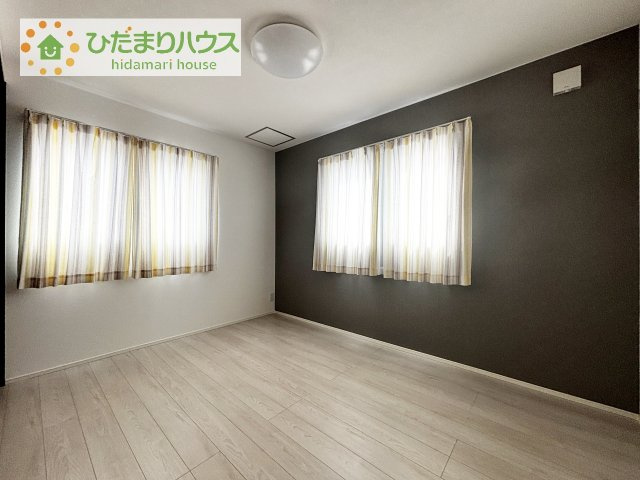 【洋室】 | つくば市下河原崎　中古戸建 | ダークグレーのアクセントクロスがおしゃれなお部屋♪2面採光で明るく風通りも良好です！インテリアが映える落ち着いたデザインで過ごしやすい空間となっています！
