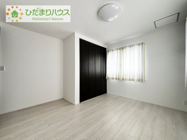 【収納】 | つくば市下河原崎　中古戸建 | クローゼット完備で収納力バッチリ！衣類や季節のアイテムもすっきり収まり、お部屋を広々と使えます♪シックな扉のデザインがお部屋のアクセントにもなっています！