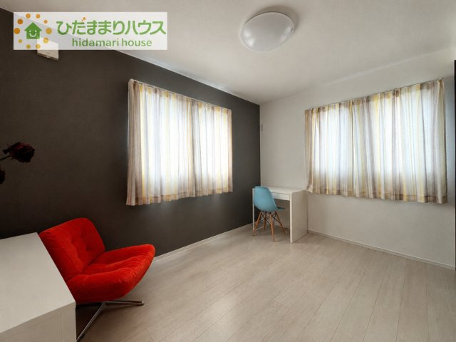 【洋室】 | つくば市下河原崎　中古戸建 | デスクやソファーを置いてもゆとりある広々とした居室♪2面採光で明るく、テレワークや趣味の時間も心地よく過ごせます！自分好みのお部屋づくりを楽しめる空間です♪