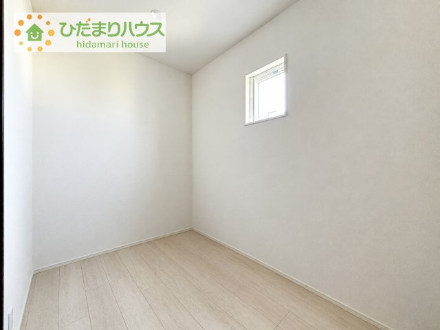 【収納】 | つくば市下河原崎　中古戸建 | 約3帖の納戸は収納としてはもちろん、リモートワークや趣味に没頭できる書斎としても大活躍！明るい小窓付きで、こもり感と快適さを両立した便利な空間です♪