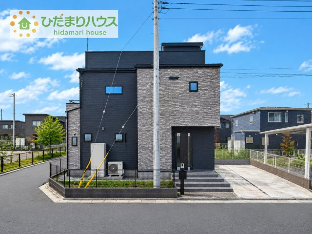 【外観】 | つくば市下河原崎　中古戸建 | 開放感あふれる角地に佇むスタイリッシュな住まい！2方向が道路に面しているため陽当り・通風ともに良好です♪すっきりと整った美しい街並みも魅力的なロケーション！