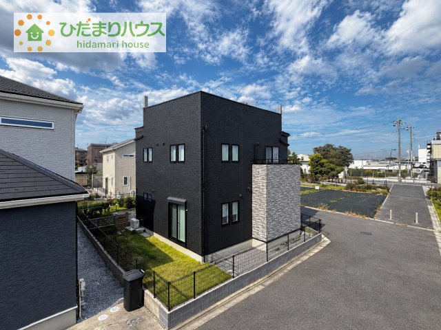 【外観】 | つくば市下河原崎　中古戸建 | すっきりと整備された街並みに佇むスタイリッシュな住まいです♪日当たりや風通しも良好で、周囲の開放感あふれる心地よい環境でゆったりとお過ごしいただけます！