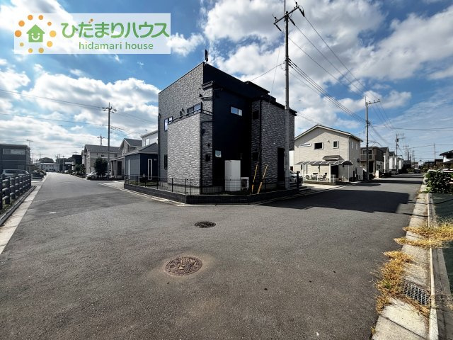 【前面道路含む現地写真】 | つくば市下河原崎　中古戸建 | 広々とした前面道路に面した角地物件！車の出し入れやすれ違いもスムーズで、見通しが良くお子様の通学や毎日の運転も安心です♪陽当り・開放感ともに好ロケーションの物件です！