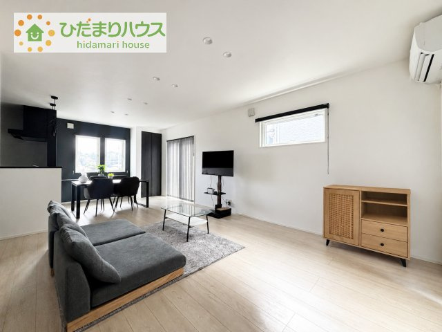 【居間・リビング】 | つくば市下河原崎　中古戸建 | 約21.7帖の広々としたLDKは、リビング・ダイニング・キッチンが一体となった開放的な空間♪ 