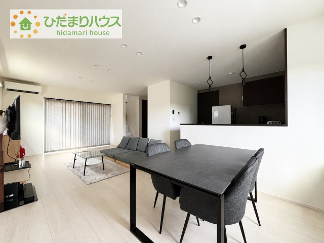 【居間・リビング】 | つくば市下河原崎　中古戸建 | 明るい木目調のフローリングと落ち着いた色合いの内装が調和し、ゆったりとした家族団らんの時間を楽しめます。複数の窓から自然光が差し込む、心地よい住空間です。