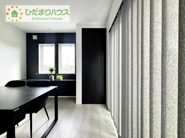 【洋室】 | つくば市下河原崎　中古戸建 | LDKには、日用品や掃除用具などの収納に便利なクローゼットを設置。生活感の出やすい小物類もすっきりと片付けられ、広々としたリビング空間を保ちやすいのが魅力です♪