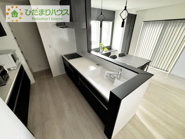【キッチン】 | つくば市下河原崎　中古戸建 | リビングを見渡せる対面式キッチンは、家族との会話を楽しみながら料理ができる人気の間取り♪ IHクッキングヒーターを採用し、フラットなワークトップはお手入れもしやすい仕様です。