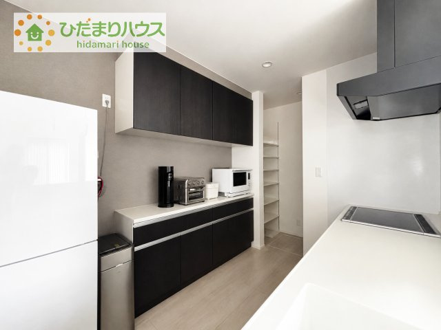 【収納】 | つくば市下河原崎　中古戸建 | 背面には収納スペース、奥にはパントリーも備わり、調理器具や食器類を整理しながら使える、機能性にも優れたキッチンです。