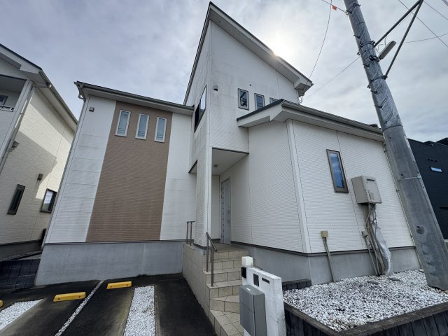 -三丁目不動産-　比企郡滑川町月の輪5丁目　平成28年築の外観