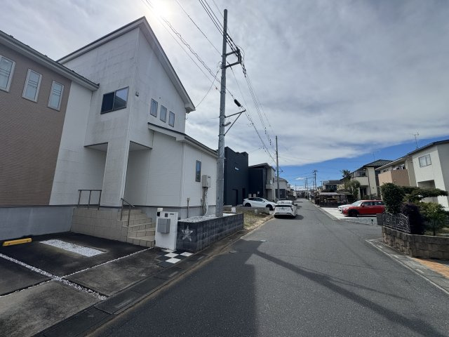 -三丁目不動産-　比企郡滑川町月の輪5丁目　平成28年築の前面道路含む現地写真