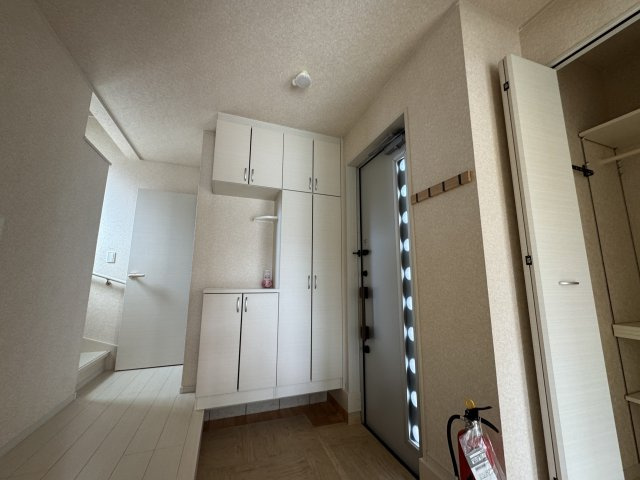 -三丁目不動産-　比企郡滑川町月の輪5丁目　平成28年築の玄関