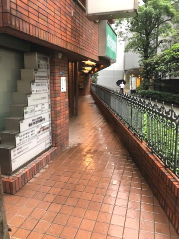 新宿区西新宿７丁目の事務所のエントランス