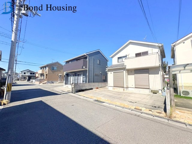 駐車並列３台　南向きバルコニー　玉津町高津橋　中古戸建の前面道路含む現地写真
