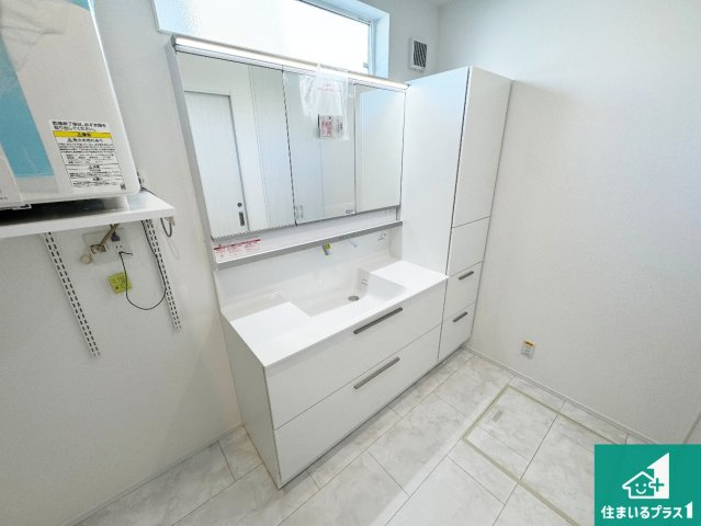西宮市北六甲台　新築一戸建ての独立洗面台|たくさんの小物をしまえる全収納タイプ。トレイの位置を変えることで背の高い物も収納できます！ホースは引き出して使えるので洗顔やお掃除の際に便利です！