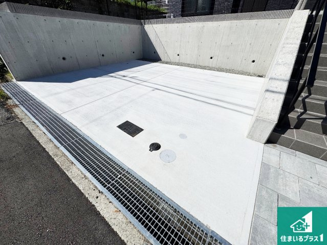 西宮市北六甲台　新築一戸建ての駐車場|並列2台駐車可能！ゆとりの駐車スペースで車庫入れもスムーズ！

