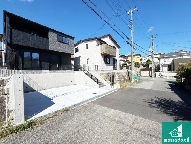 西宮市北六甲台　新築一戸建ての前面道路含む現地写真|車通りの少ない前面道路！お子様がいらっしゃるご家族でも安心！