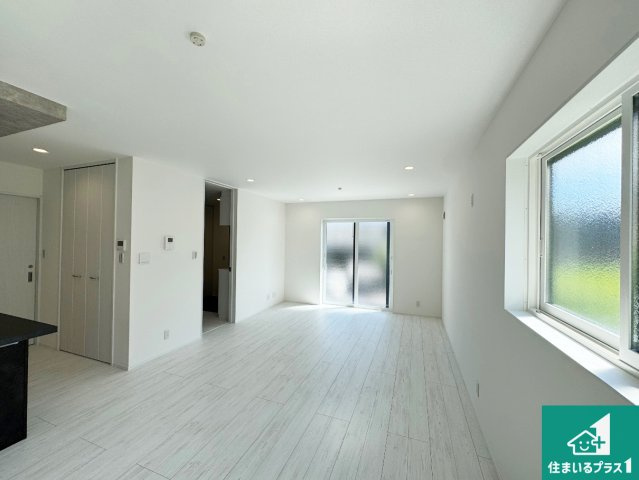 西宮市北六甲台　新築一戸建ての居間・リビング|日当たり良好の明るいリビングで朝の目覚めもスッキリできそう！対面キッチンでご家族のコミュニケーションも自然と増える設計！小さなお子様が遊ぶスペースを作っても広々とくつろげるLDK！