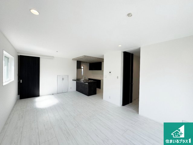 西宮市北六甲台　新築一戸建ての居間・リビング|シンプルなリビングは、観葉植物等のインテリアを楽しめますね！パパ好みにも、ママ好みにも家具次第で雰囲気を変えることができます！