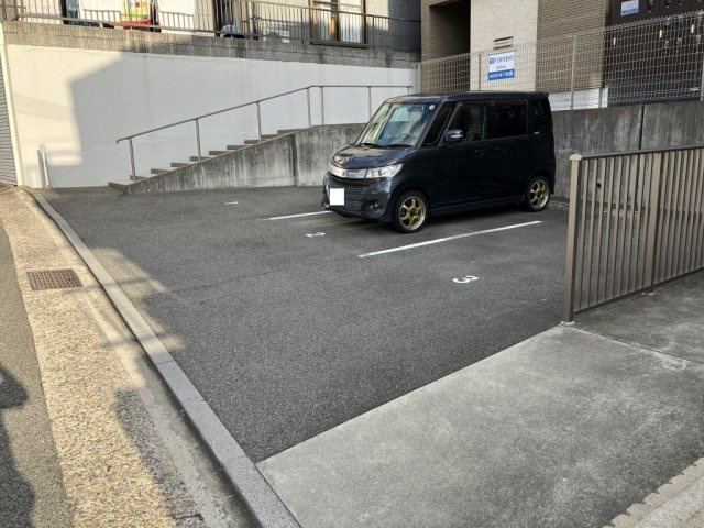 ブラウニー山手の駐車場