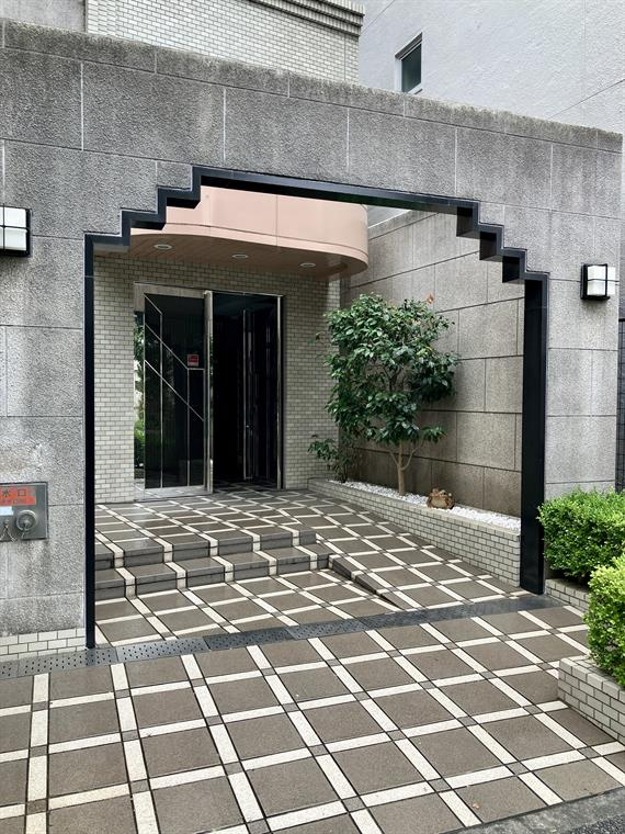 毎日通るエントランスはこのようになっています