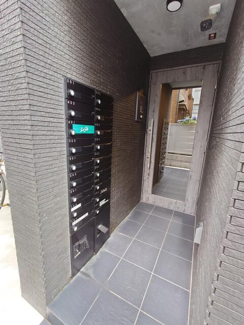 大田区千鳥２丁目の賃貸マンションのエントランス