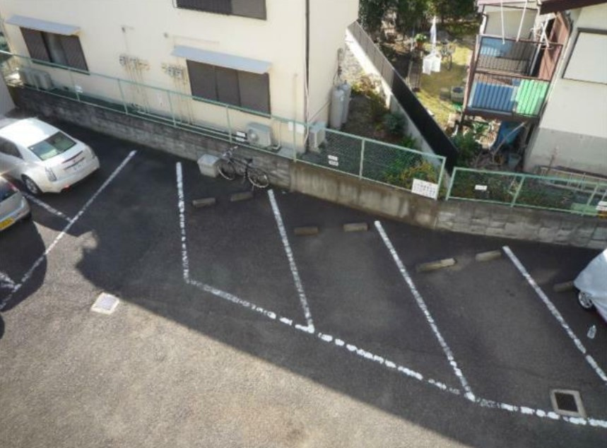 サンハイツ国領の駐車場