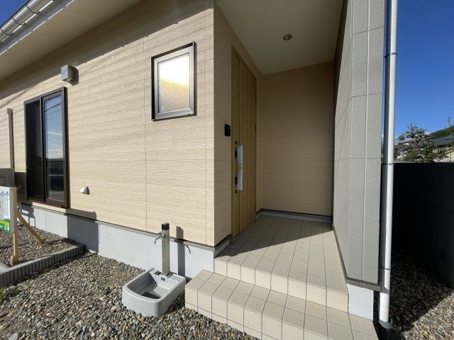 モデルハウス　会津若松市北青木　城南小・第五中の玄関|玄関ポーチが広いので雨の日でも焦ることなく開錠や施錠ができます！