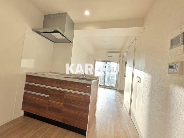 セレニテ蒲生四丁目駅前アリエのキッチン|階数・部屋によってカラーパターン有（カームブルー・ヘリンボーン・マーブルグレー）