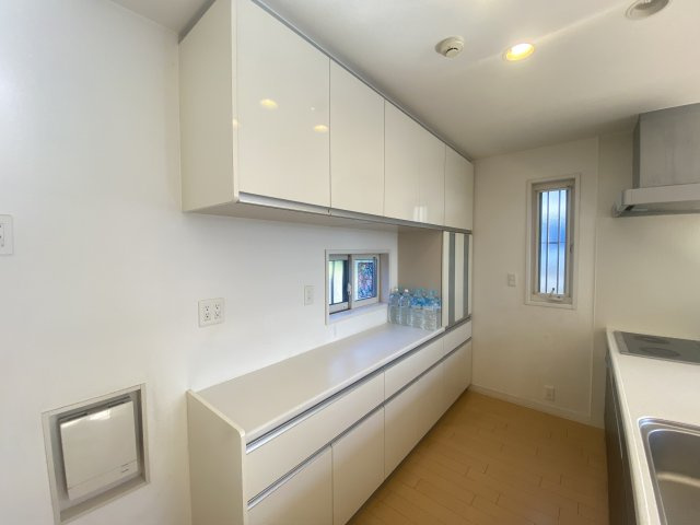 常滑市飛香台2丁目のキッチン|収納豊富なカップボード付き♪