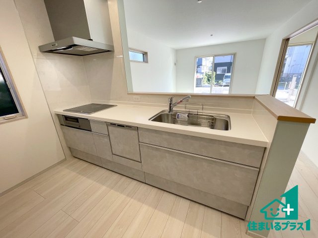 ★東近江市東沖野　新築一戸建てのキッチン|リビングと統一感があり、使い勝手のいいキッチン。広々としているので、二人並んで作業が出来ちゃいます。お子様と一緒に色々なお料理に挑戦できるスペースがあります。