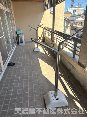 ６６７８３　岐阜市此花町中古戸建てのバルコニー