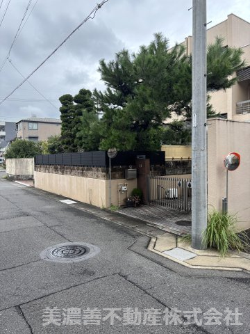 ６６７８３　岐阜市此花町中古戸建ての前面道路含む現地写真