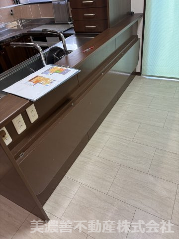 ６６７８３　岐阜市此花町中古戸建てのキッチン