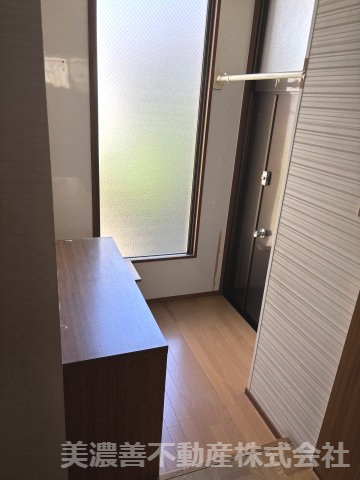 ６６７８３　岐阜市此花町中古戸建ての独立洗面台