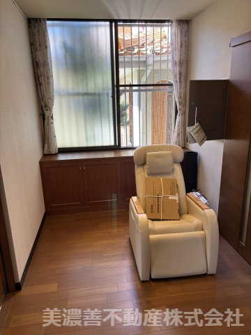 ６６７８３　岐阜市此花町中古戸建ての洋室