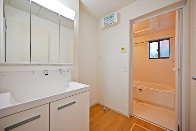 テラシエ尾浜町2丁目新築一戸建て│3SLDK+駐車1台可の独立洗面台|三面鏡付きの洗面化粧台を備えた洗面室。鏡裏や洗面台下には収納があり、化粧品や洗面用品もまとめてしまえます。