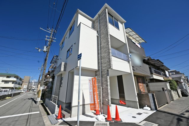 テラシエ尾浜町2丁目新築一戸建て│3SLDK+駐車1台可の外観|白を基調とした外壁に、グレーの石目調アクセントが映える3階建て住宅。角地ならではの開放感があり、建物のデザインも目を引きます。ぜひお気軽にご見学ください。皆様からのご連絡を心よりお待ちしております。