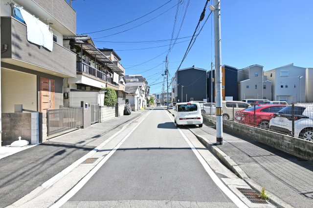 テラシエ尾浜町2丁目新築一戸建て│3SLDK+駐車1台可の前面道路含む現地写真|前面道路は西側5.9ｍ公道、南側6.0ｍ公道です。