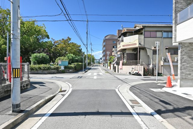 テラシエ尾浜町2丁目新築一戸建て│3SLDK+駐車1台可の前面道路含む現地写真|前面道路は西側5.9ｍ公道、南側6.0ｍ公道です。