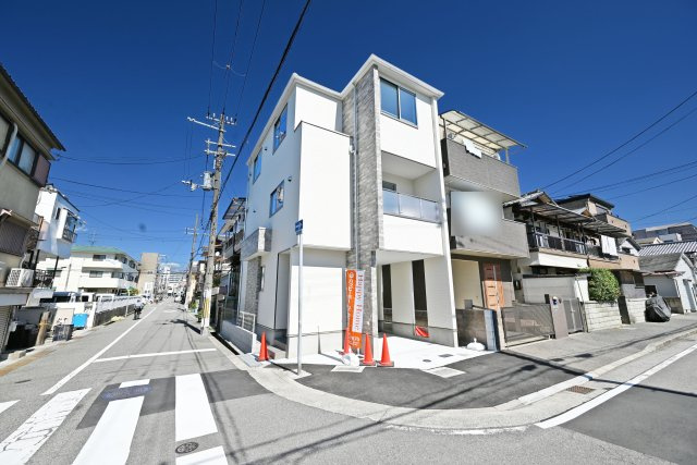 テラシエ尾浜町2丁目新築一戸建て│3SLDK+駐車1台可の外観|南東角地に位置する、開放感のある3階建て住宅。白を基調とした外壁にグレーの石目調アクセントが映え、街並みの中でも目を引く外観です。即日ご案内可能です。皆様からのご連絡を心よりお待ちしております。